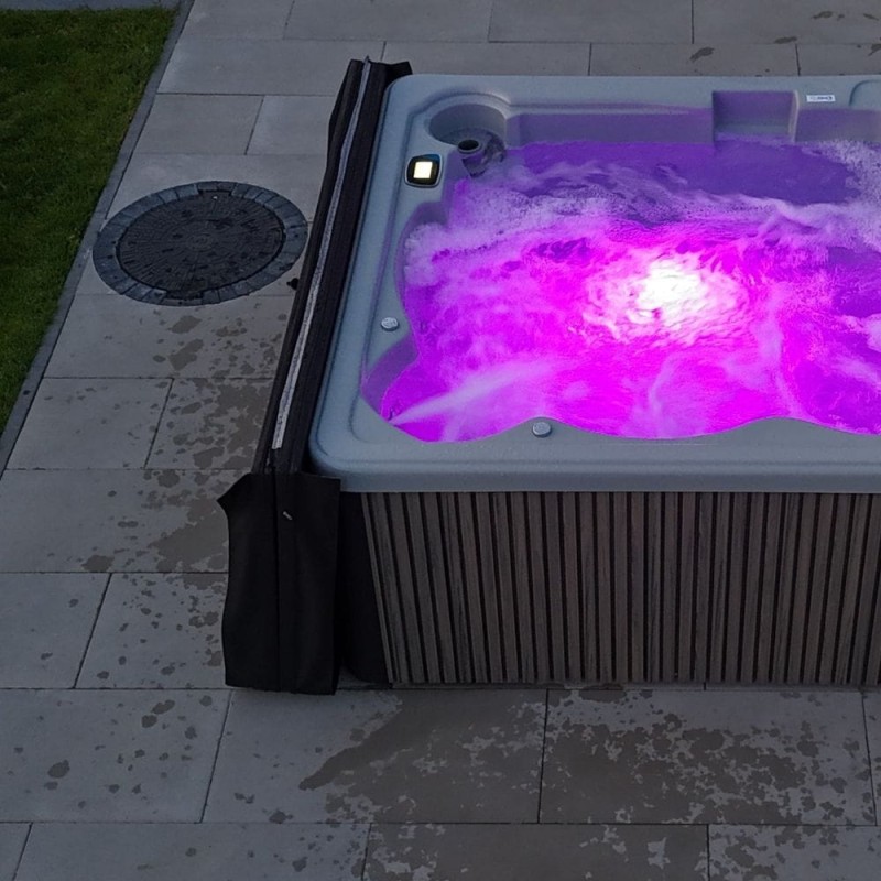 Wanna-Ogrodowa-Z-Hydromasazem-6-osobowa-led-rgb-pokrywa-Woodyu.jpg