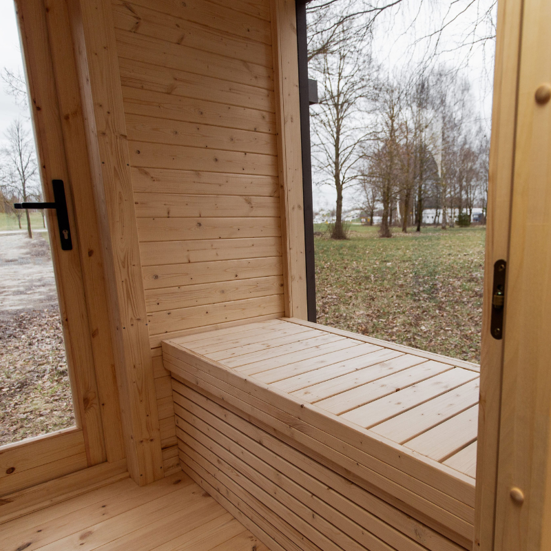 finska-sauna-ogrodowa-panorama-premium-przedsionek-lawki.png