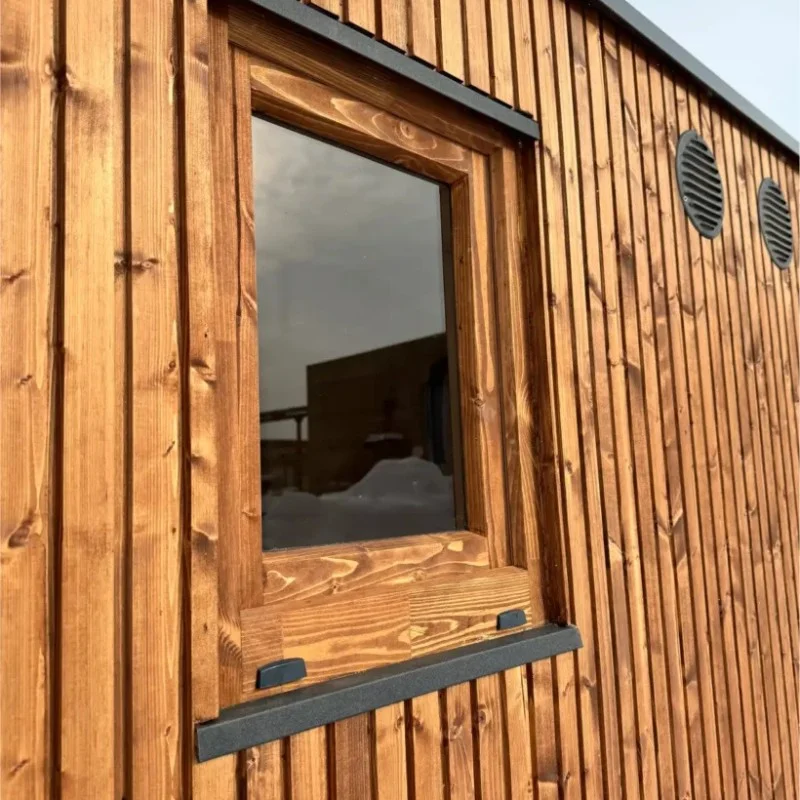 otwierane-okienko-wentylacyjne-sauna-ogrodowa.webp
